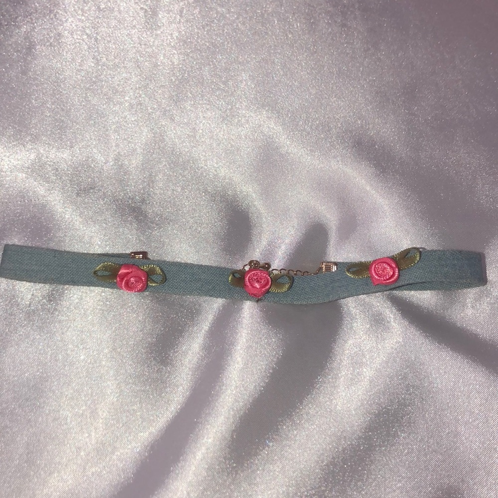 Choker Rose Details